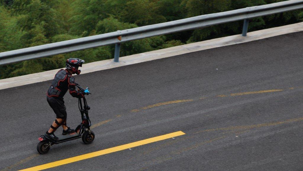 Test et Avis de la Trottinette Electrique Kaabo Wolf Warrior 11 - Weebot