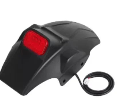 Garde-boue arrière noir avec feu arrière rouge intégré et câble de connexion