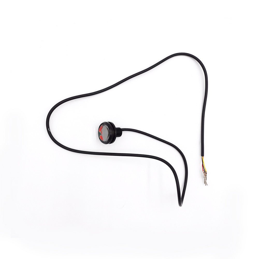 Petite LED arrière rouge pour trottinette électrique reliée à un long câble noir sur fond blanc