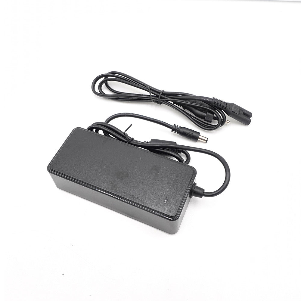 Chargeur de batterie noir 36V 2A avec son câble d'alimentation et son connecteur DC 5,5x2,1 mm