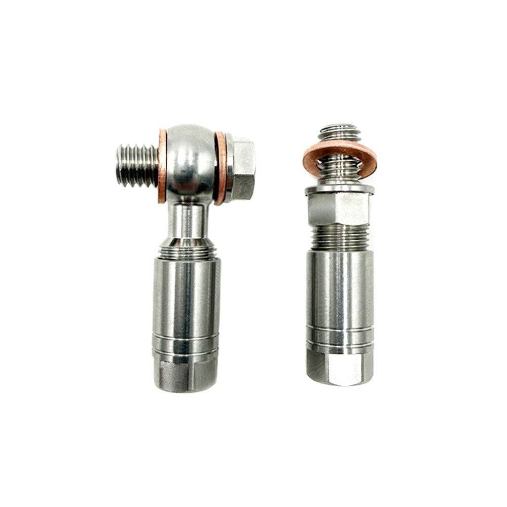 Deux raccords banjo en métal pour durite de frein hydraulique avec leurs joints en cuivre sur fond blanc