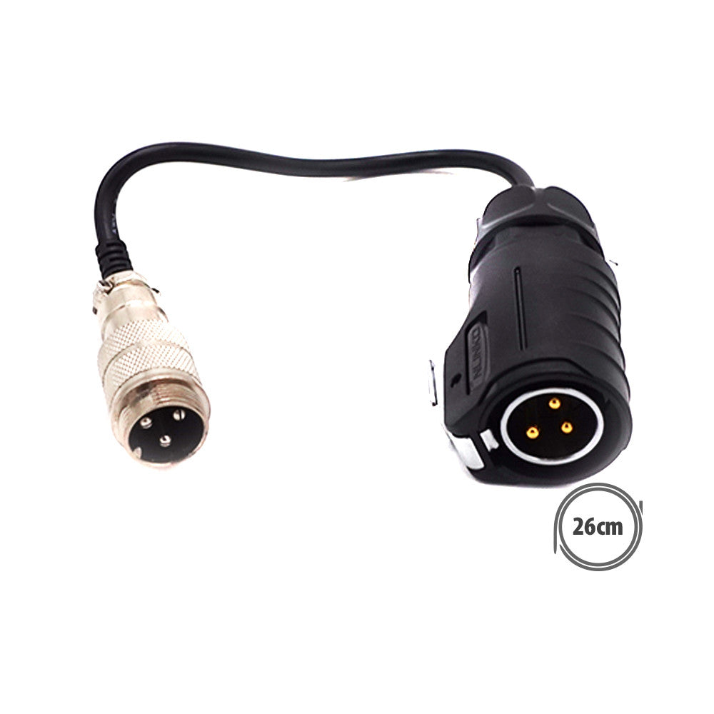 Câble adaptateur de chargeur de 26 cm avec deux connecteurs à trois broches sur fond blanc