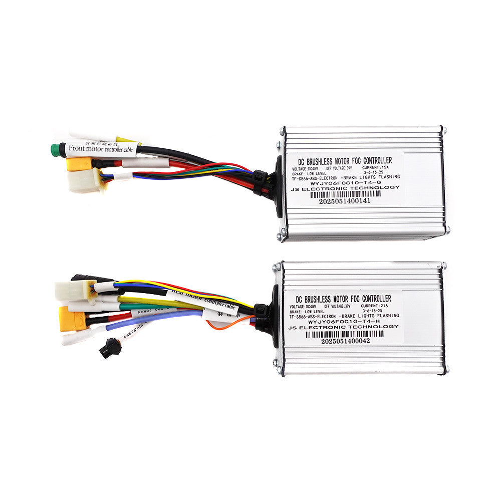 Paire de contrôleurs bimoteur 48V en aluminium avec leurs câblages et connecteurs.