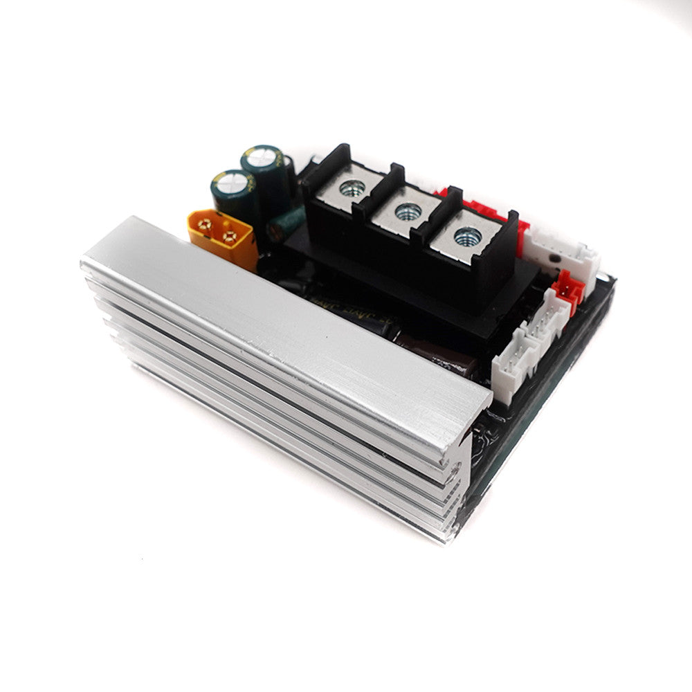Contrôleur pour trottinette électrique Ninebot E2 Pro avec dissipateur thermique en aluminium sur fond blanc