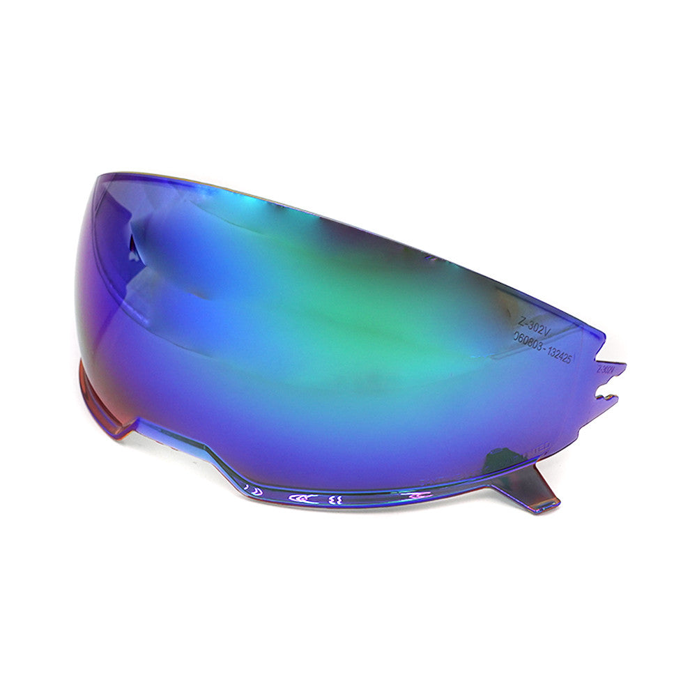 Visière de casque iridescente aux reflets vert et bleu sur fond blanc
