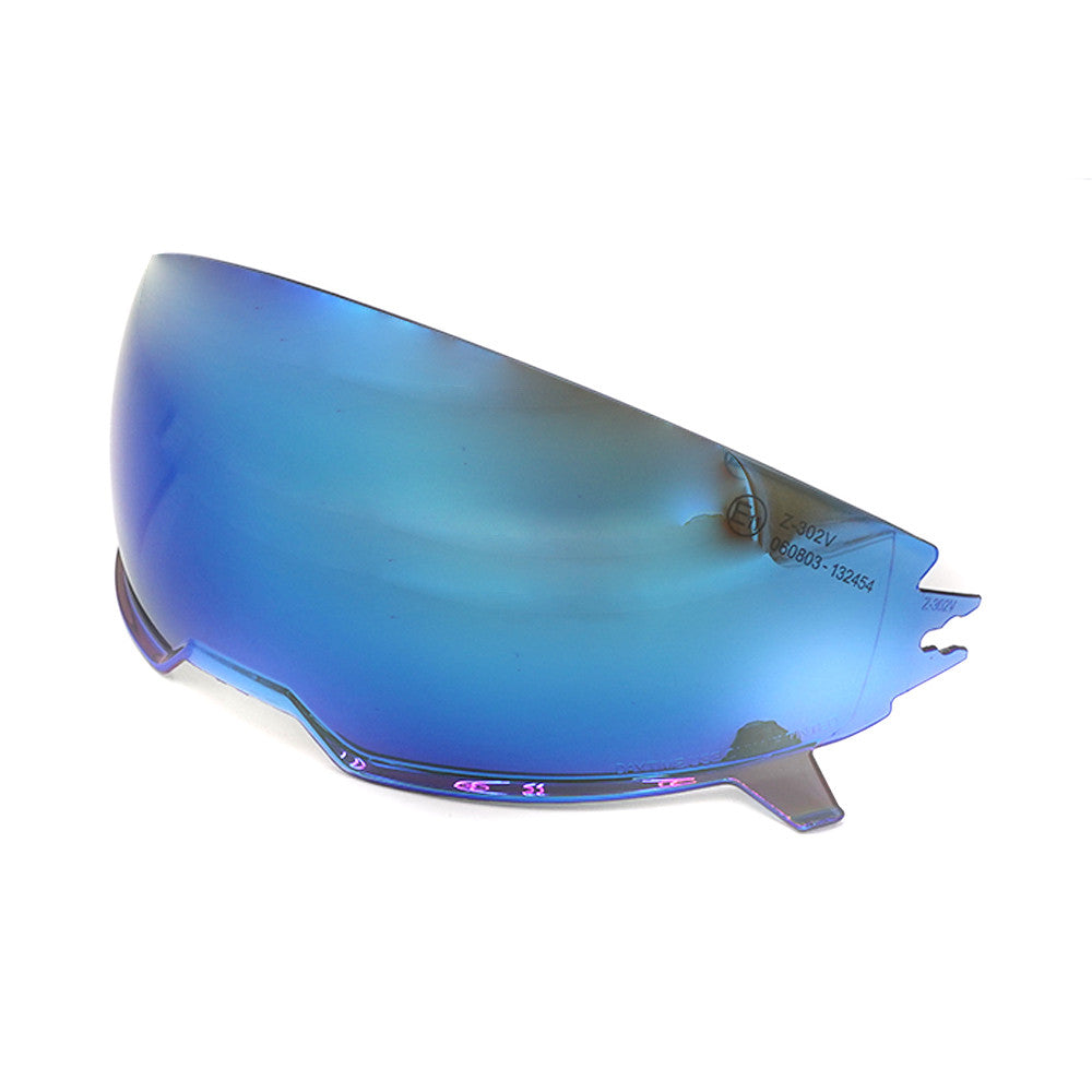 Visière de casque bleu irisé posée sur un fond blanc
