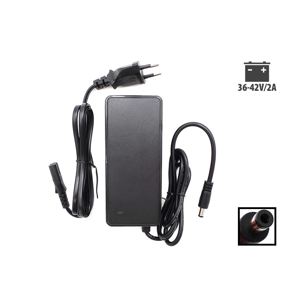 Chargeur 36V 2A noir avec son câble secteur et son connecteur DC jack vu de face