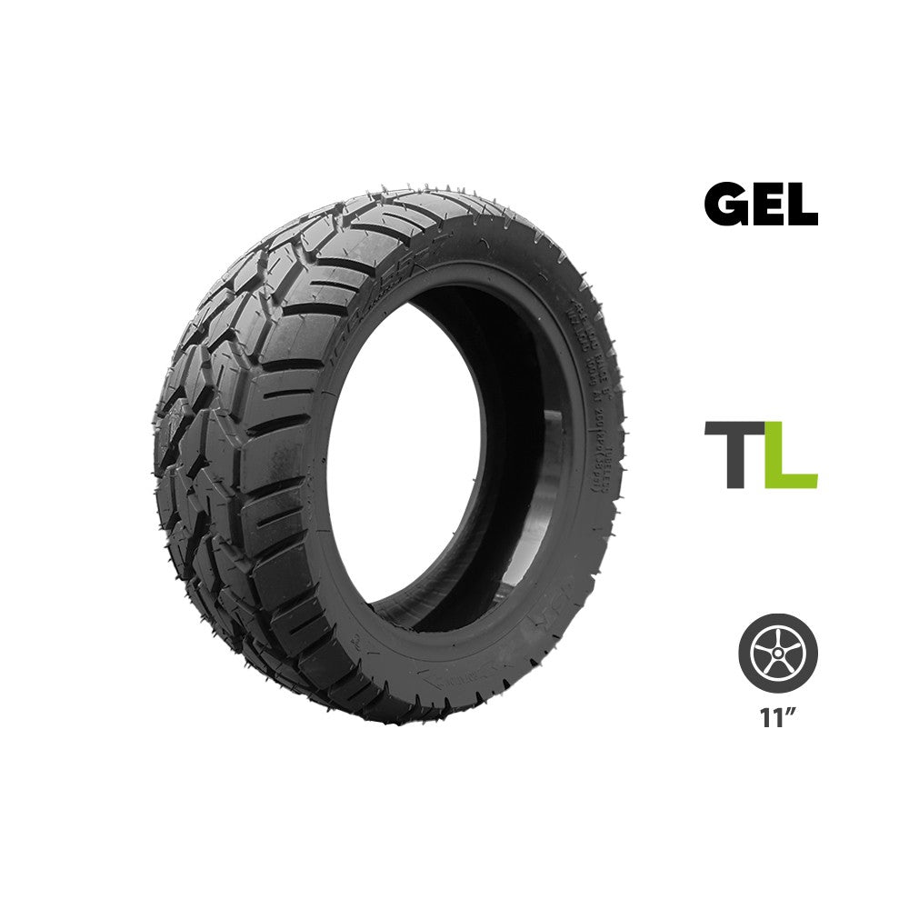 Pneu tubeless semi off-road noir 100/55-7 avec gel anti-crevaison vu de trois-quarts