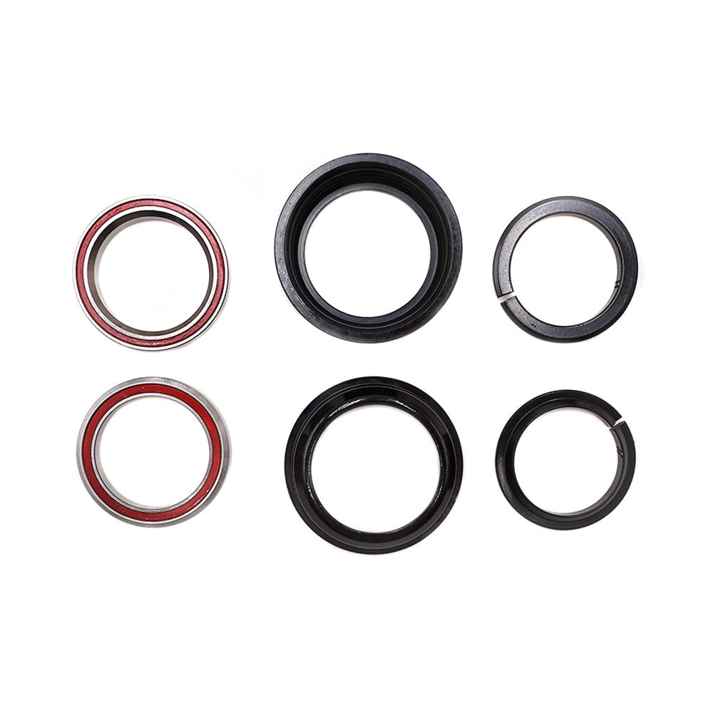Jeu de six pièces de roulements de direction pour trottinette électrique KuKirin G2 Pro disposées sur fond blanc