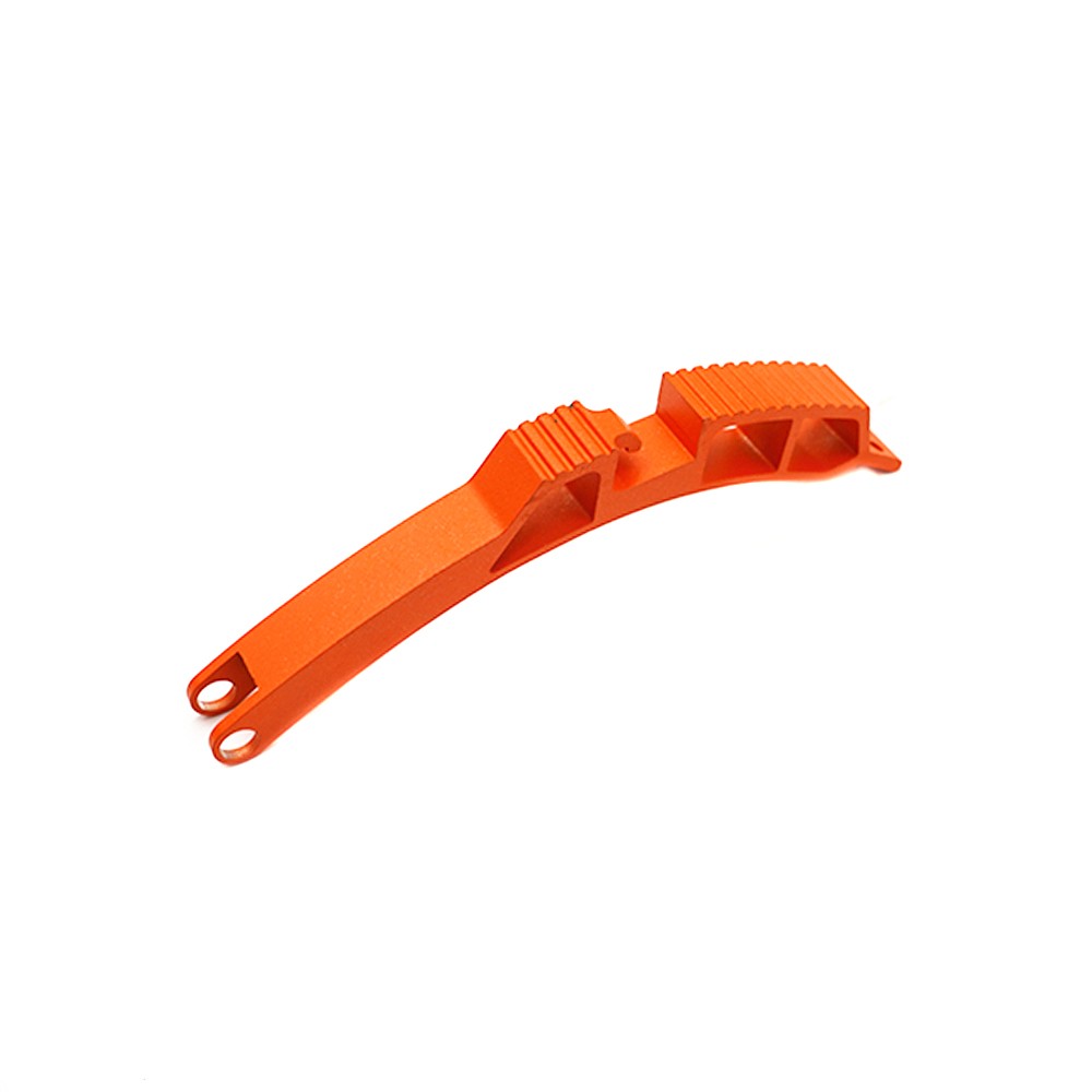 Renfort de garde-boue orange pour trottinette électrique sur fond blanc