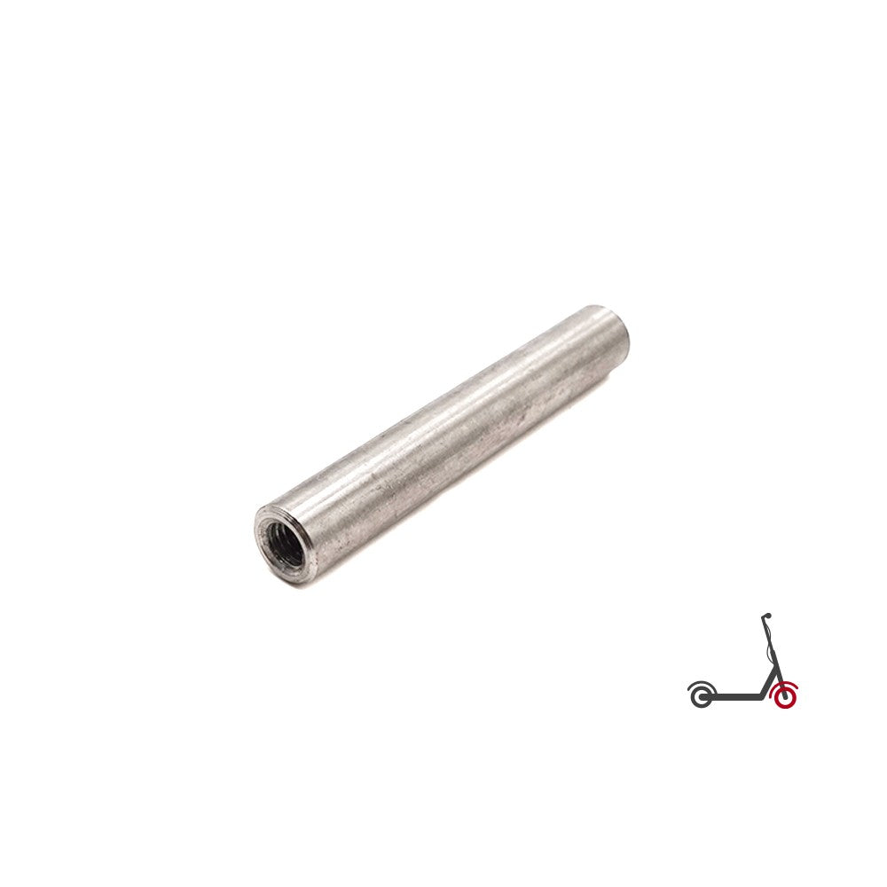 Axe de roue avant en métal gris posé sur un fond blanc