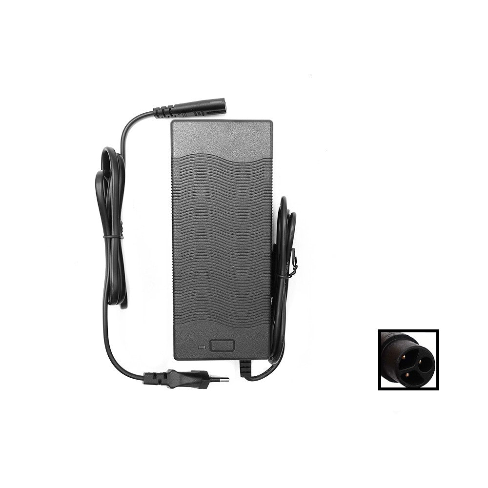 Chargeur noir pour trottinette électrique KuKirin avec ses câbles et un zoom sur le connecteur à 3 broches