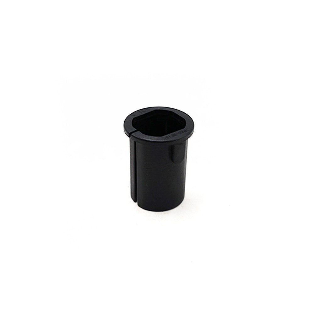 Bague de potence noire en plastique sur fond blanc
