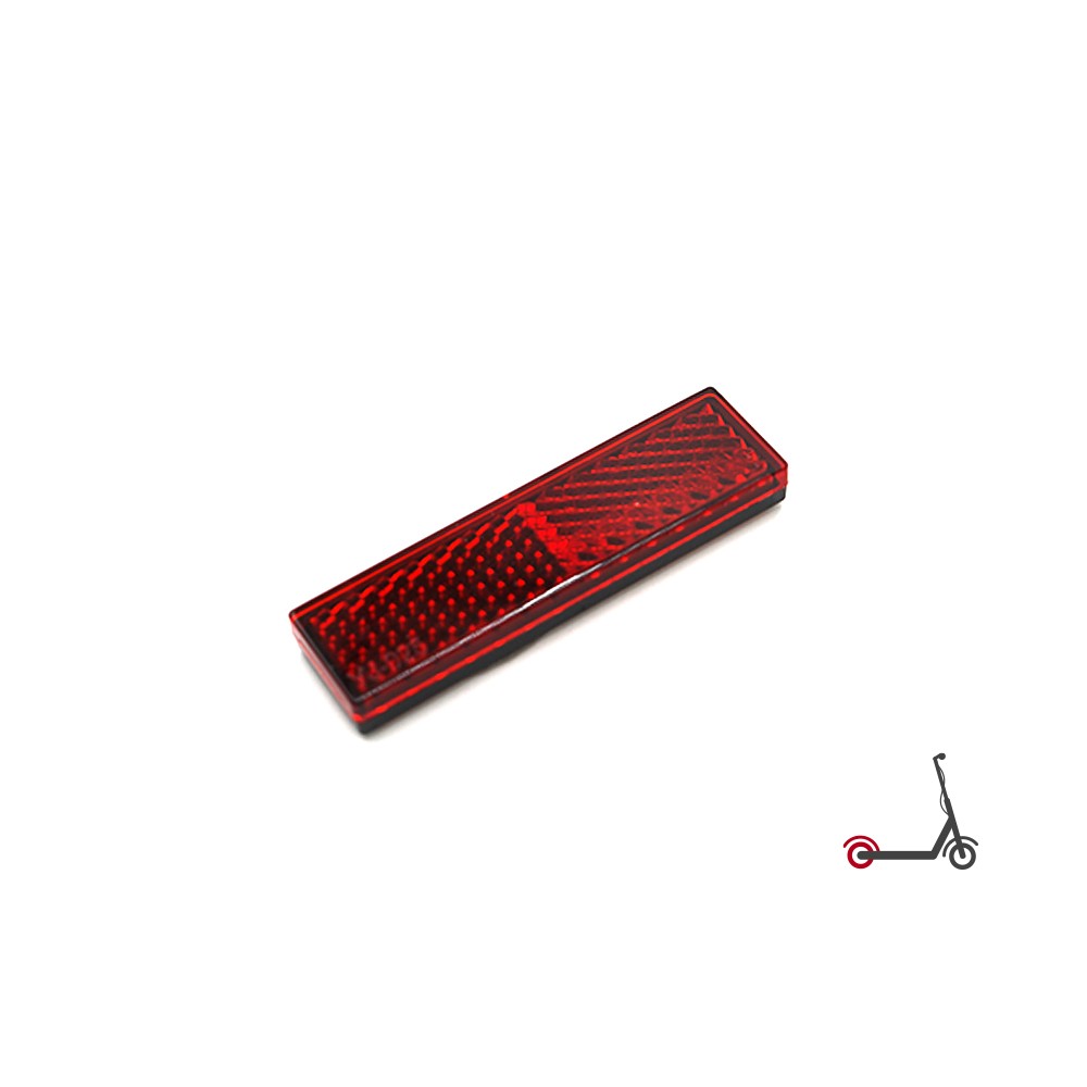 Réflecteur arrière rectangulaire rouge de trottinette électrique sur fond blanc