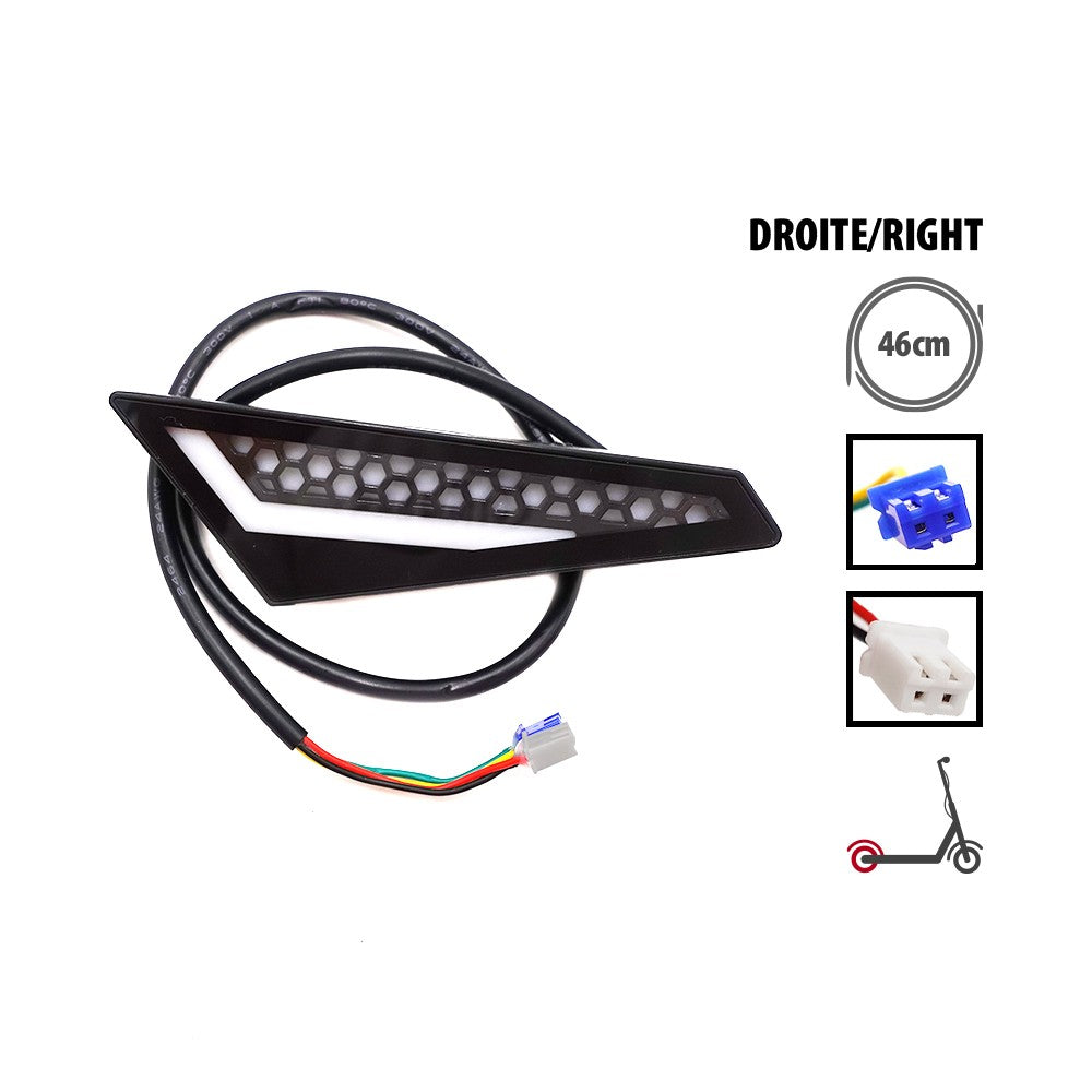 Feu arrière droit noir avec son câble et ses connecteurs pour trottinette électrique sur fond blanc