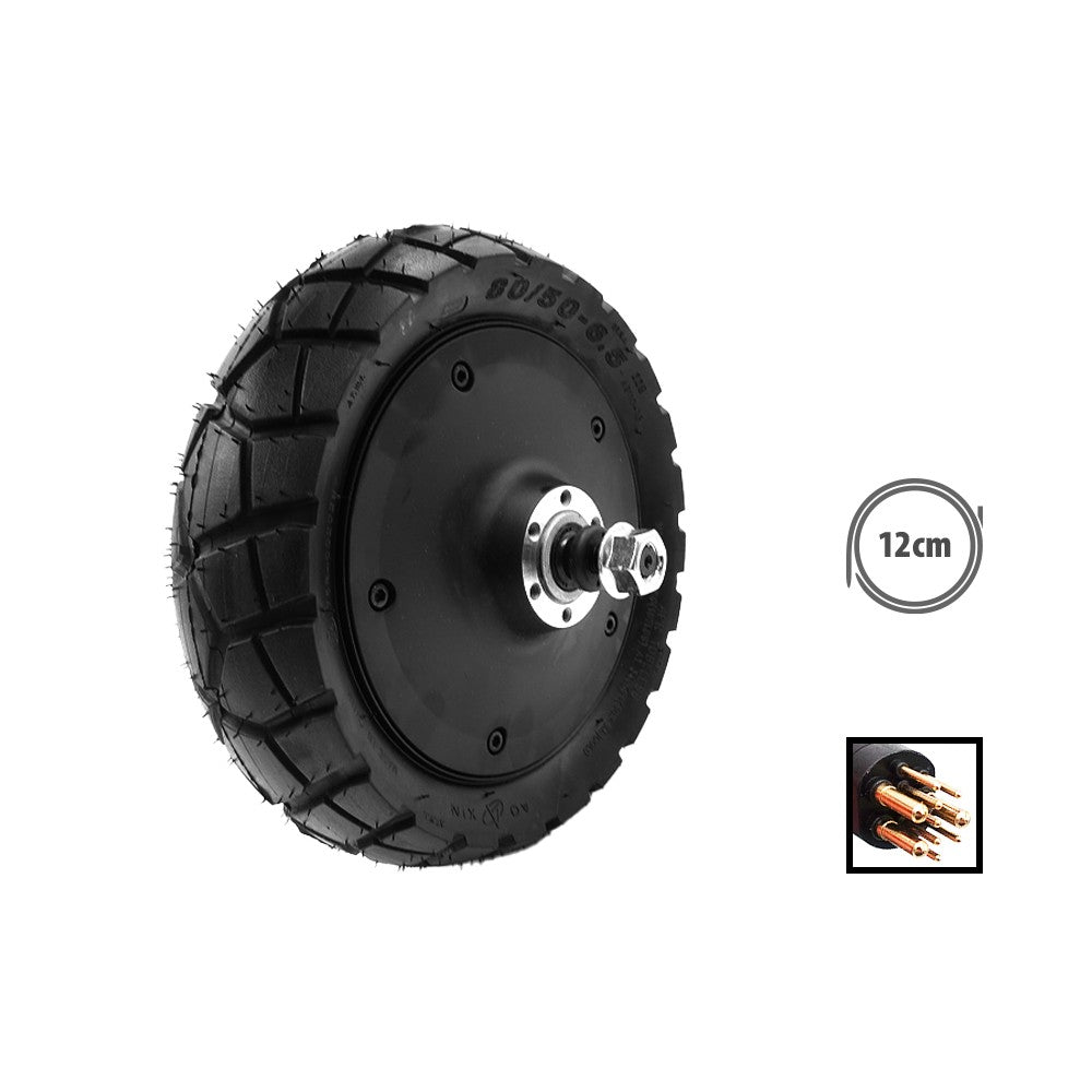 Moteur de trottinette électrique noir équipé d'un pneu 80/50-6.5 vu de trois-quarts