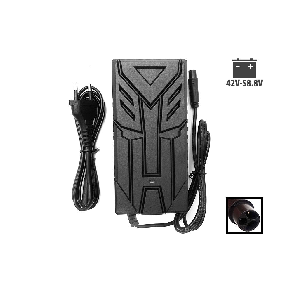 Chargeur noir pour trottinette électrique avec son câble secteur et son connecteur à trois broches.