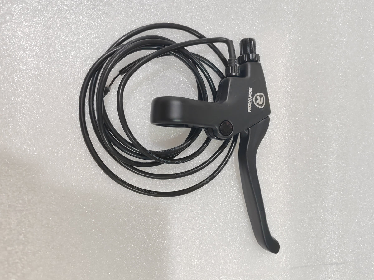 Poignée de frein gauche noire Rovoron R7 avec son câble électrique enroulé sur fond blanc