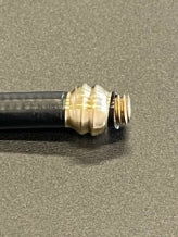 Raccord de compression en laiton monté sur l'extrémité d'une durite de frein noire