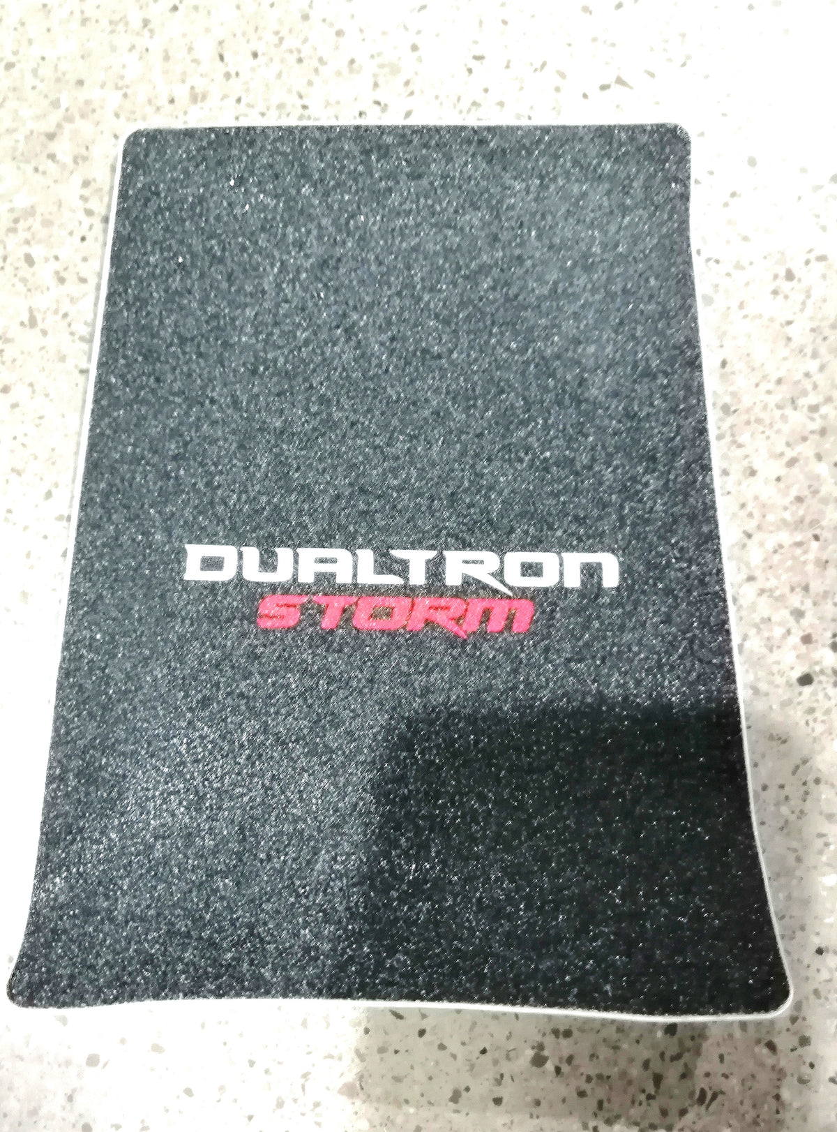 Grip antidérapant arrière noir inscrit Dualtron Storm vu de dessus