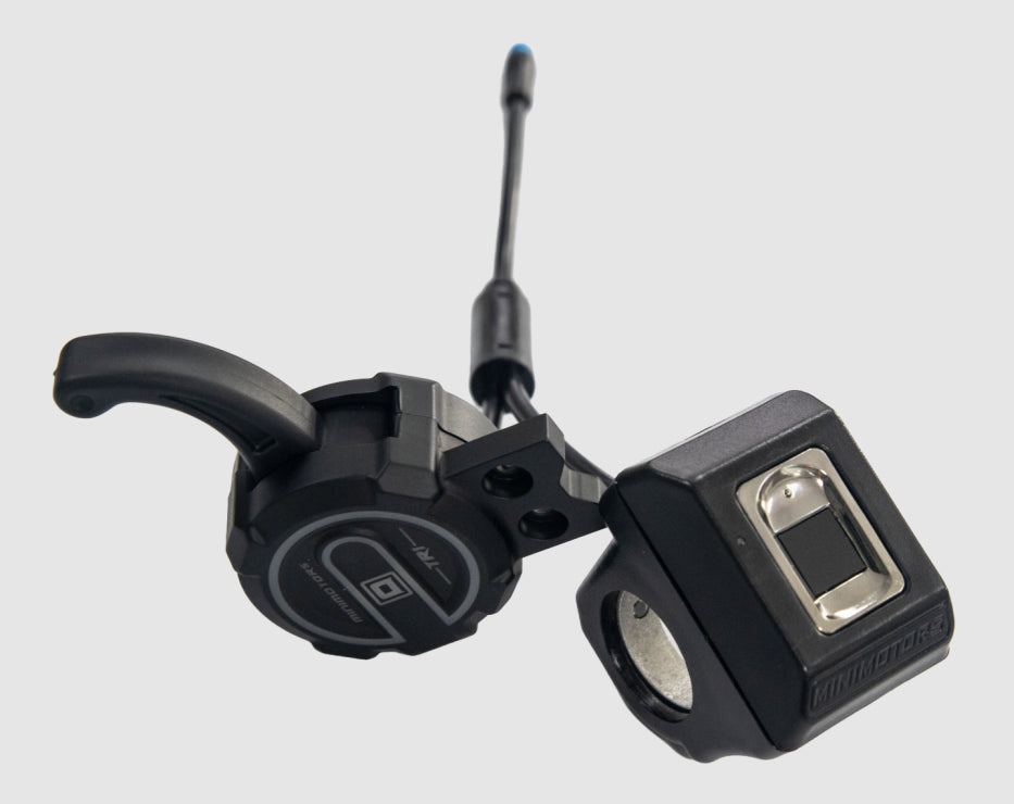 Accélérateur noir à gâchette Minimotors couplé à un lecteur d'empreinte digitale.