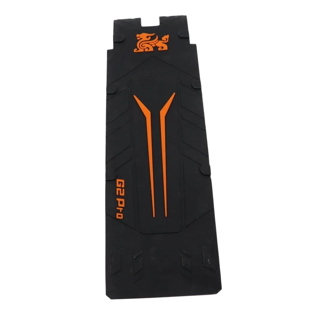 Grip de deck antidérapant en silicone noir avec motifs et détails orange