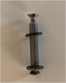 Axe central de guidon pliable assemblé avec deux rondelles et deux vis verticalement