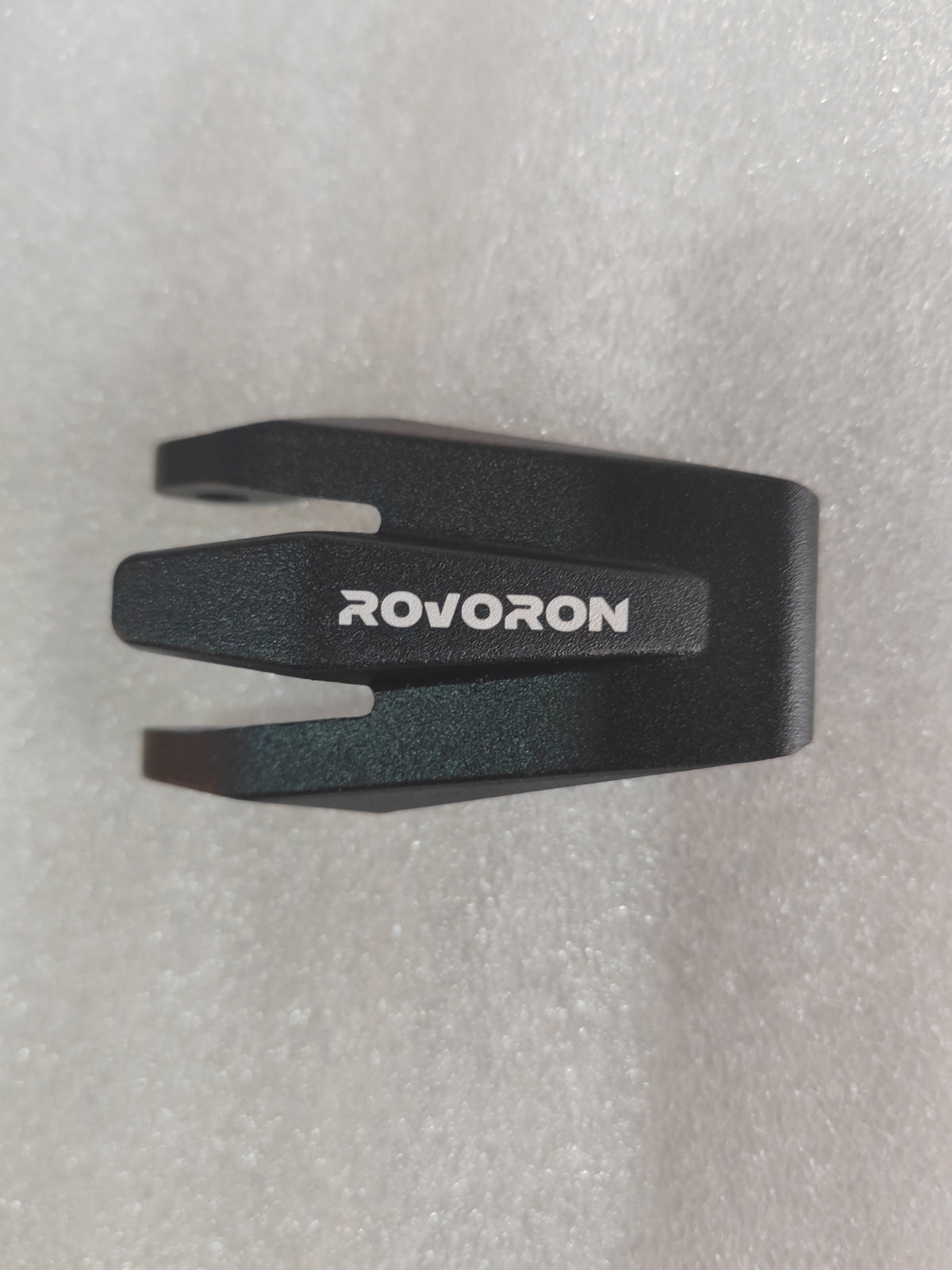 Crochet de guidon noir marqué du logo Rovoron vu de dessus