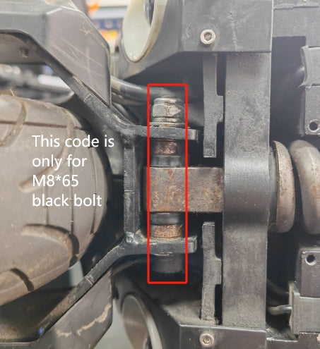 Vis de suspension noire M8x65 encadrée en rouge au niveau de l'axe de suspension d'une trottinette électrique