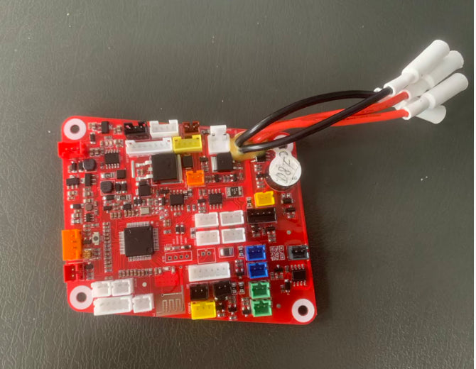 Carte de contrôle principale rouge avec ses connecteurs et câbles pour Dualtron Sonic Alien vue de haut.