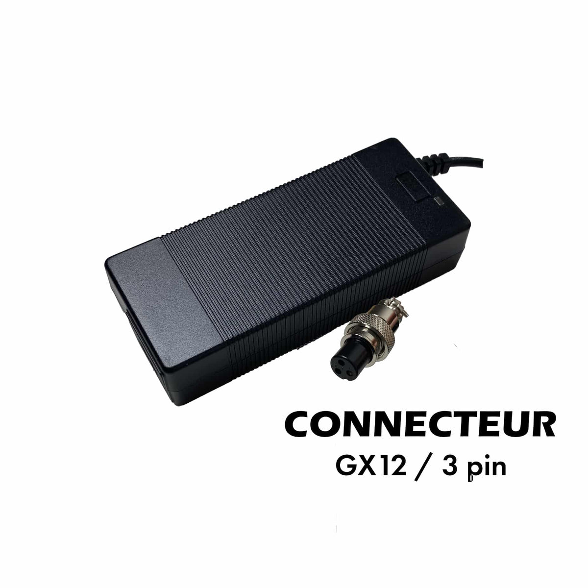 Chargeur noir de trottinette électrique avec son connecteur à 3 broches sur fond blanc
