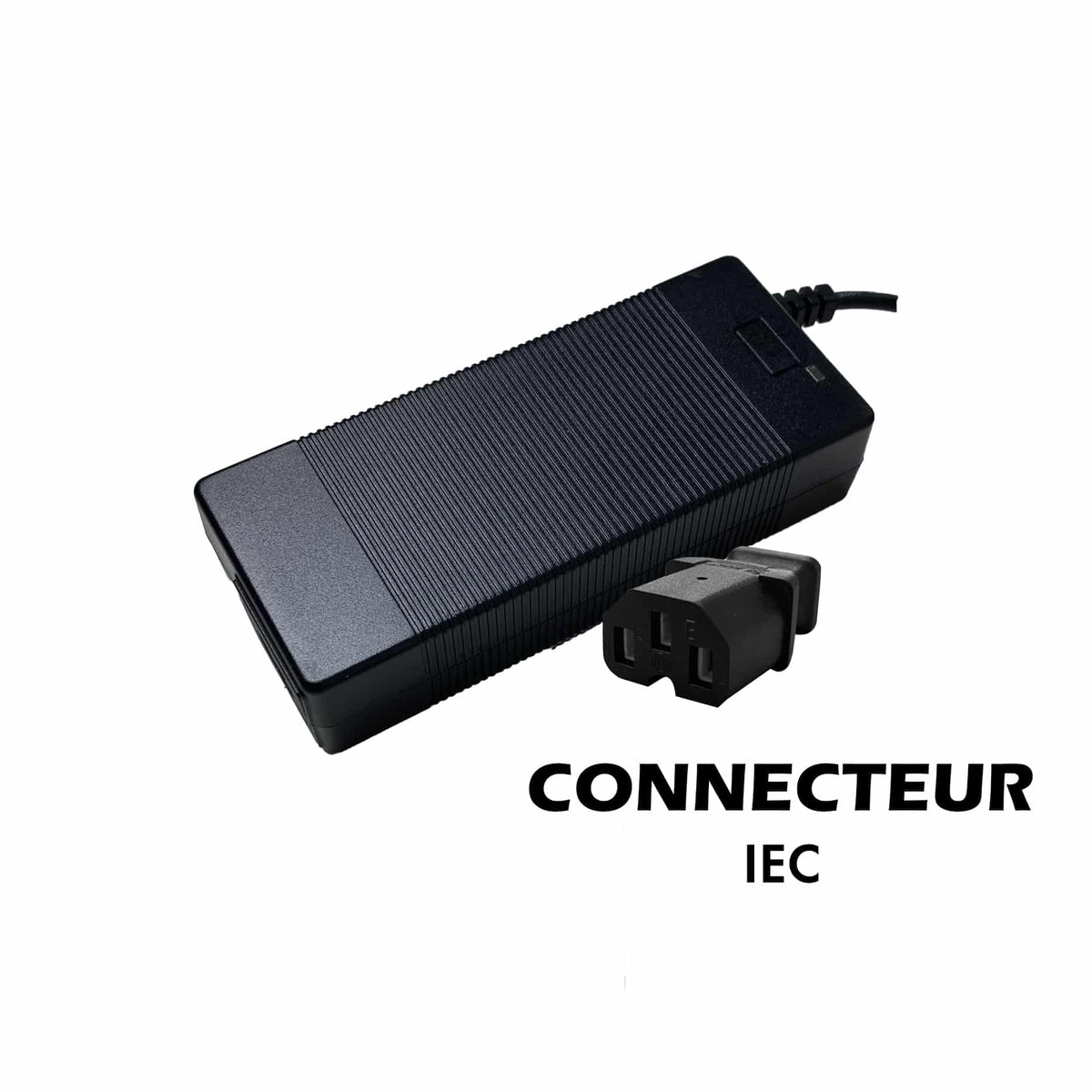 Chargeur noir 60V 2A avec son connecteur IEC posé à côté