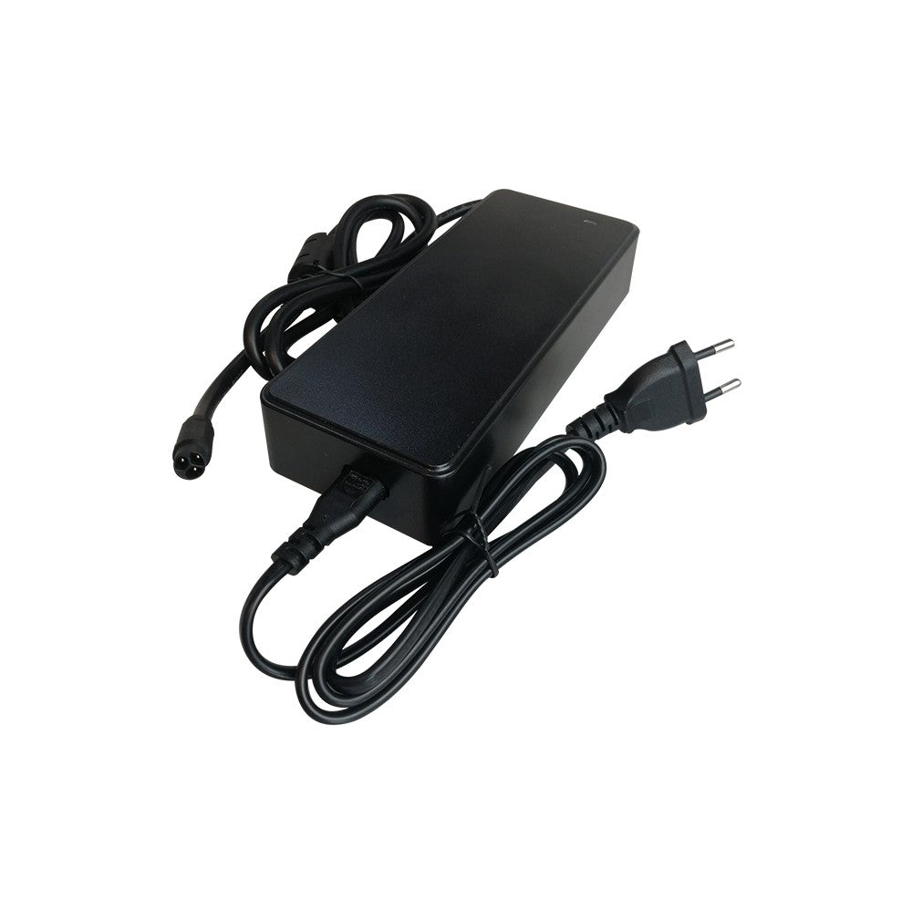 Chargeur noir pour trottinette électrique avec son câble d'alimentation secteur et sa prise de charge GX16
