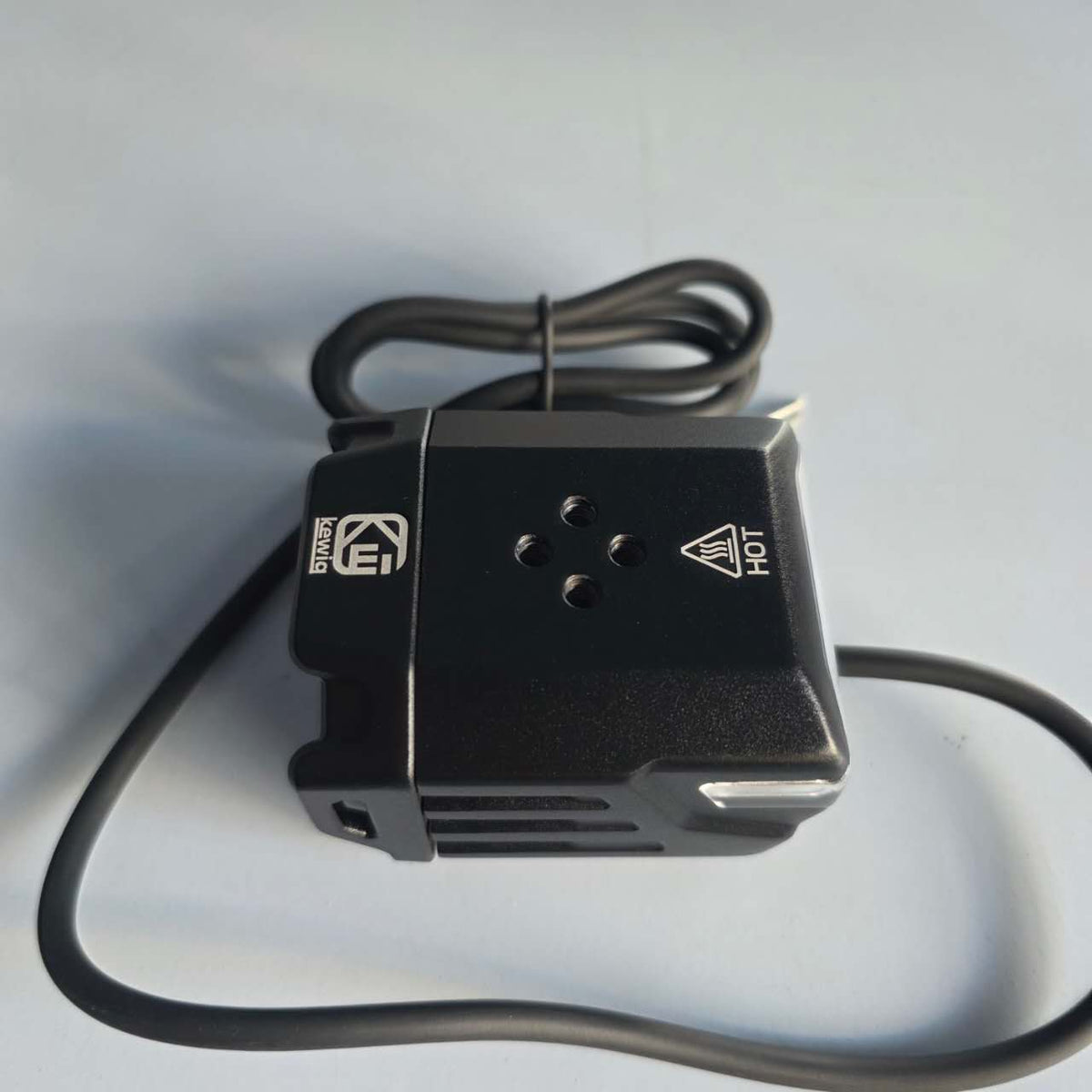 Phare avant noir Alien pour trottinette électrique Dualtron Sonic Alien vu de haut avec son câble