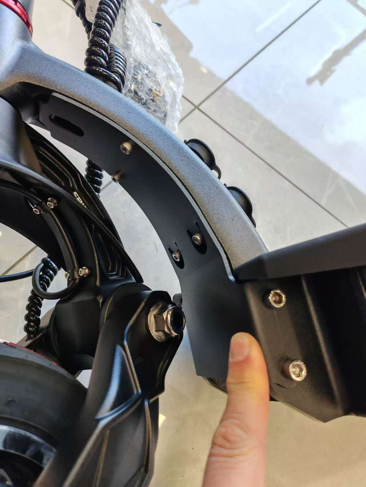 Cache inférieur de direction noir en métal installé sous la colonne d'une trottinette électrique Dualtron Spider