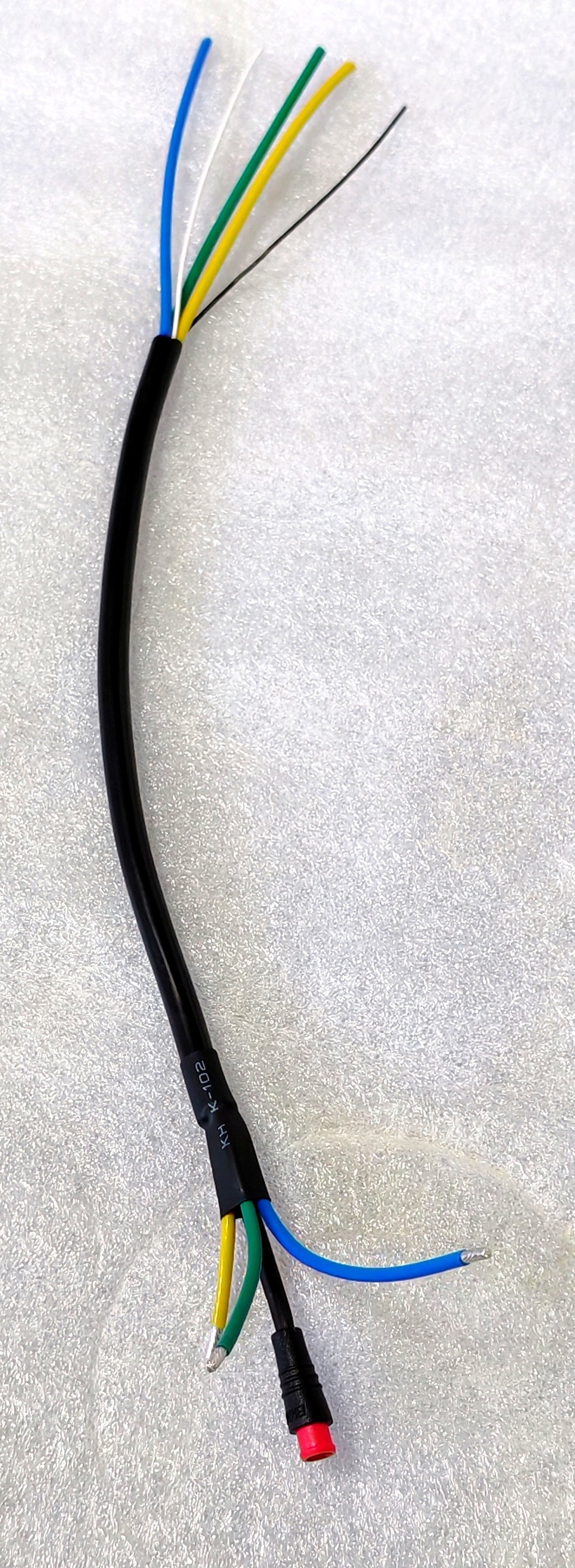 Câble moteur arrière noir avec fils électriques colorés dénudés aux extrémités