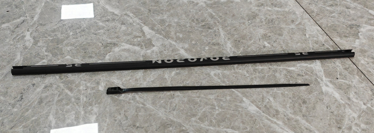 Cache LED translucide droit de potence pour trottinette électrique Rovoron R7 posé à plat avec un serre-câble