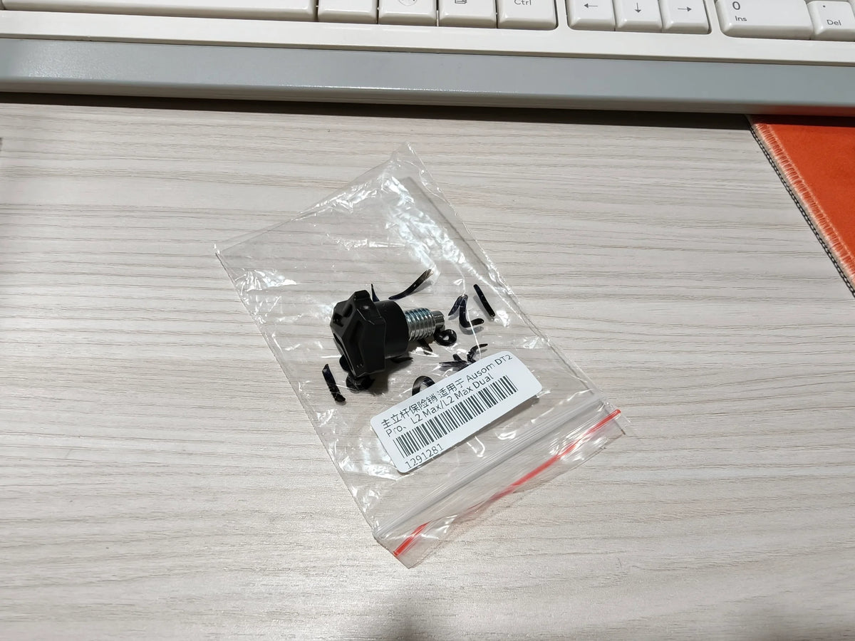 Goupille de sécurité et molette de serrage pour potence de trottinette électrique dans un sachet plastique