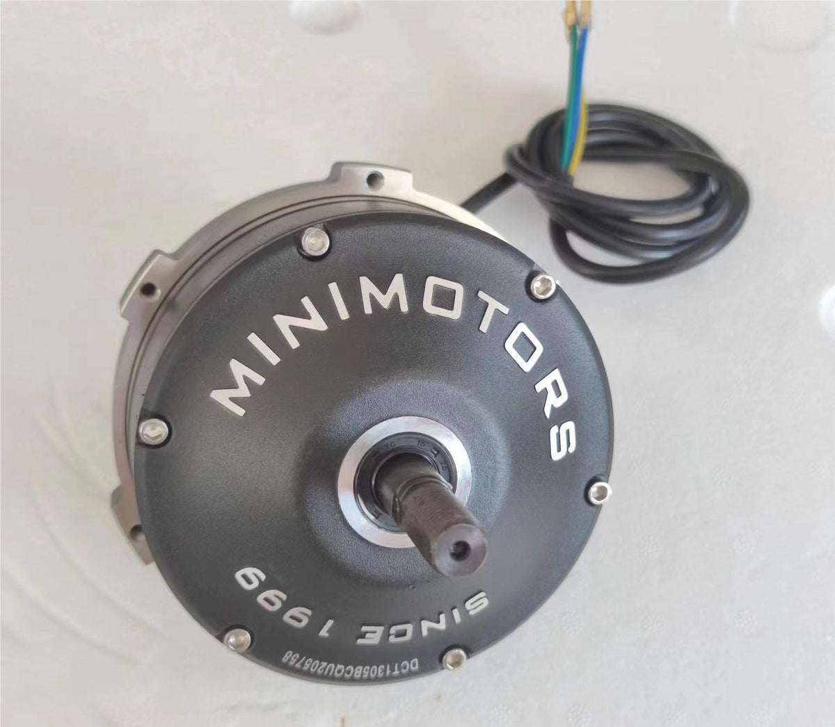 Moteur Minimotors avec son câble d'alimentation pour trottinette électrique Dualtron City