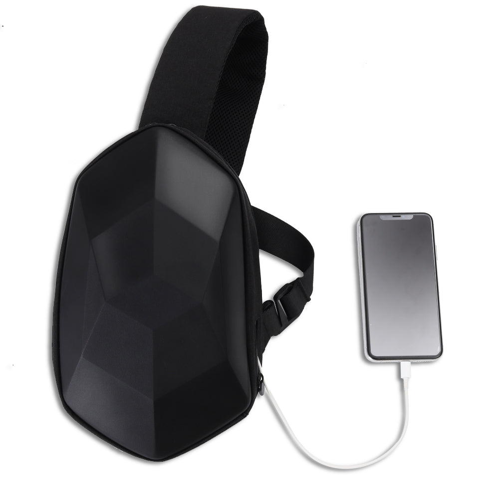 Sacoche bandoulière rigide noire imperméable avec port USB connectée à un smartphone