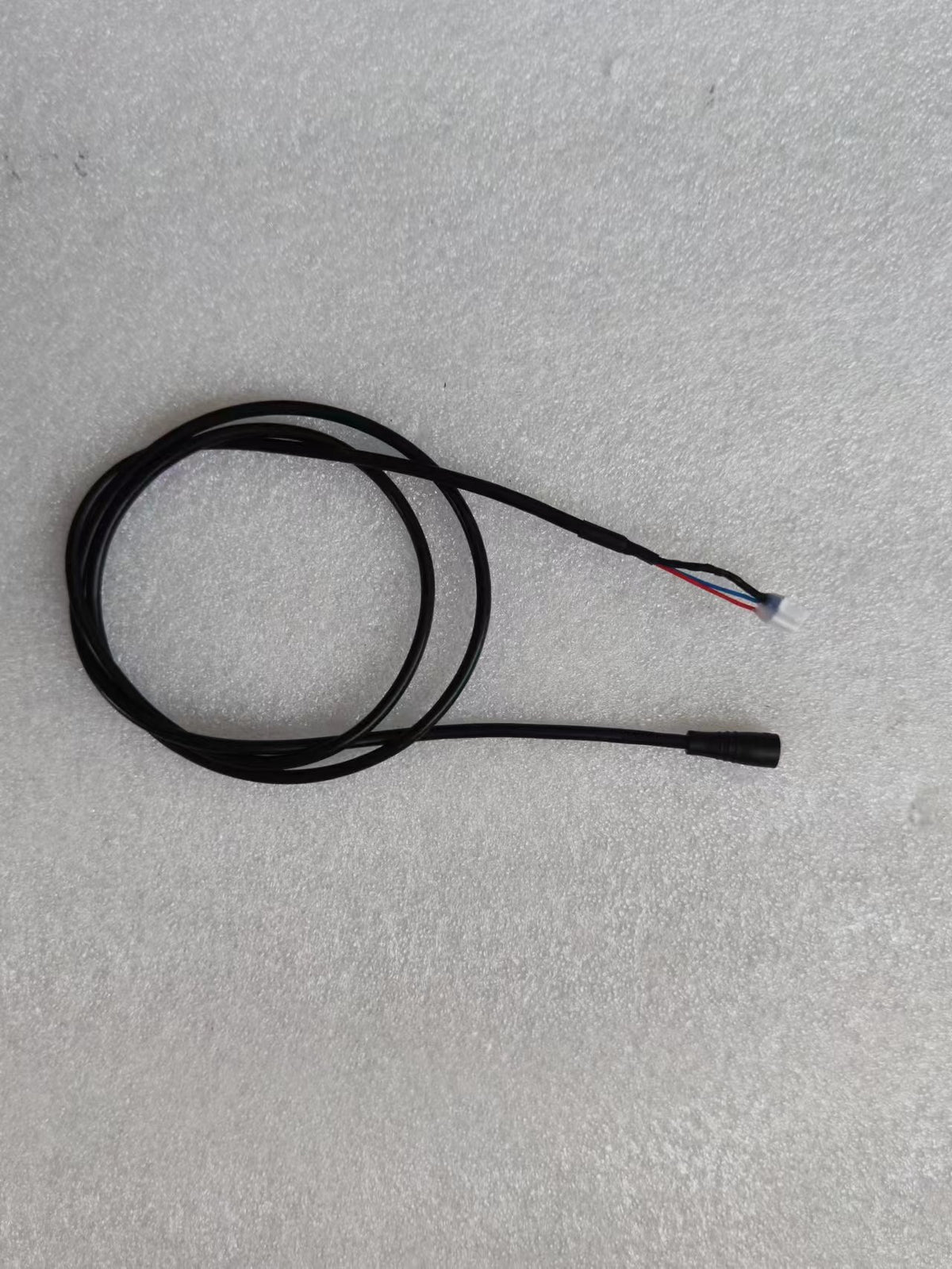 Câble LED moteur arrière noir pour trottinette électrique Dualtron X2 UP sur fond blanc