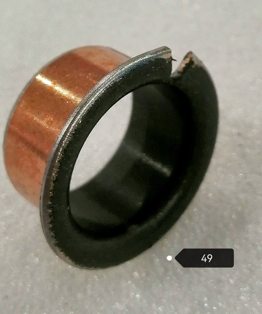 Bague d'axe cylindrique cuivrée à collerette noire vue de profil