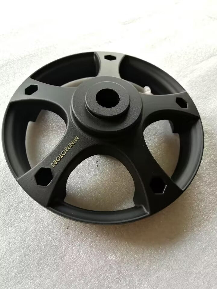 Demi-jante avant gauche noire sans trou avec inscription Minimotors posée à plat