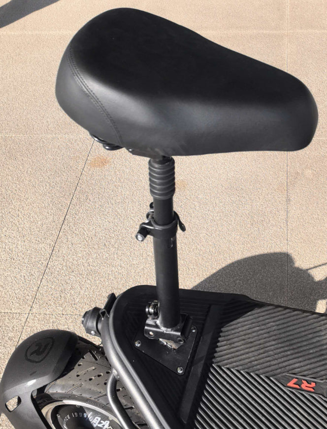 Selle noire installée avec sa tige réglable sur le deck d'une trottinette électrique Rovoron R7