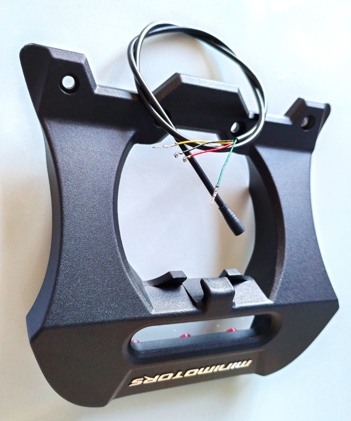 Spoiler cale-pied noir en plastique marqué Minimotors avec son câble de rallonge étanche.