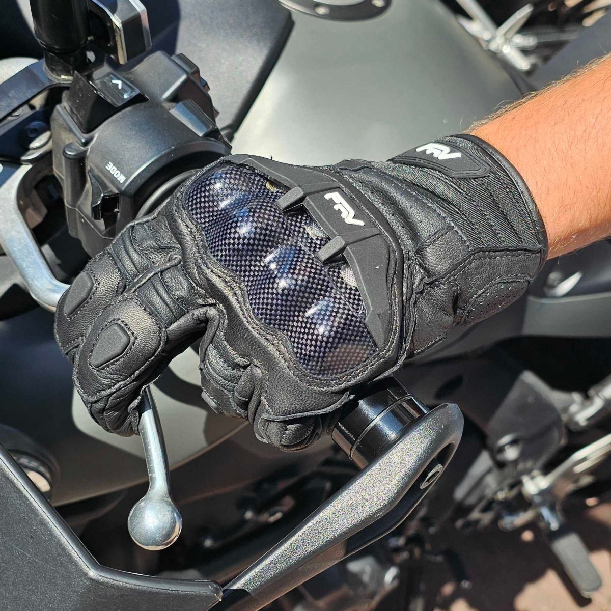 Gants FRV Cuir Carbone Racing : Pour une Conduite en Toute Saison - Weebot