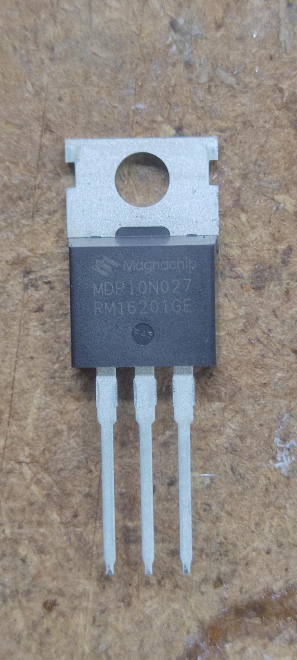 Transistor MOSFET Magnachip MDP10N027 pour contrôleur de trottinette électrique vu de face