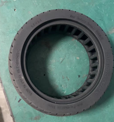 Pneu plein noir alvéolé 8,5x2,5 pour Dualtron Dolphin posé à plat