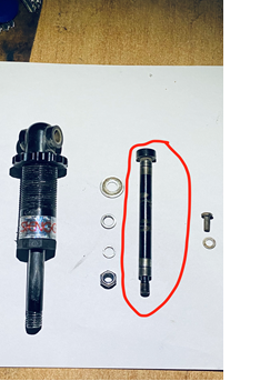Vis de suspension noire pour Dualtron Popular entourée en rouge sur fond blanc