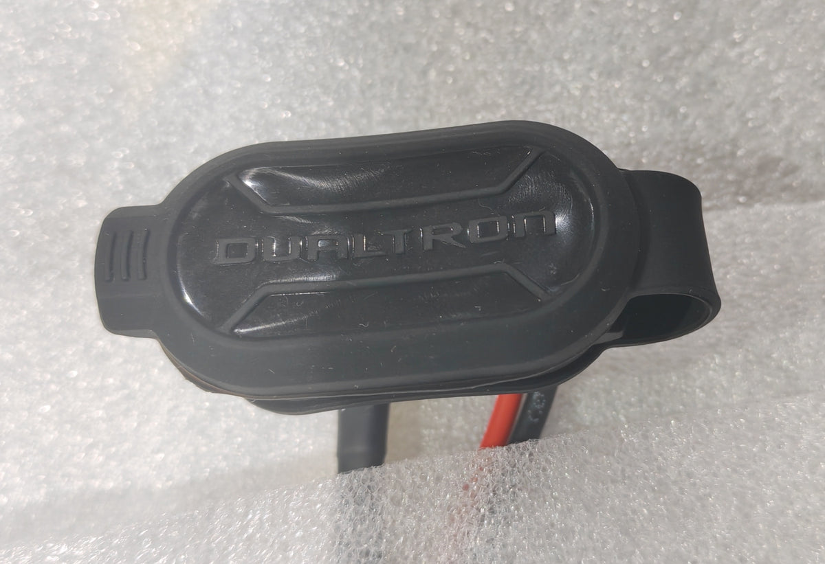 Bouchon de port de charge noir en caoutchouc estampillé Dualtron vu de dessus